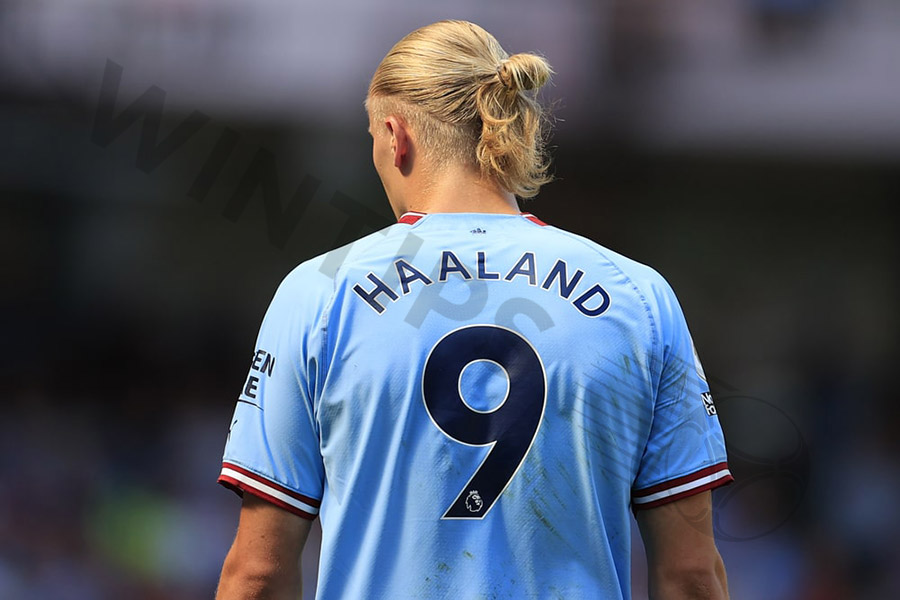 Famous jersey numbers in football: Number 9