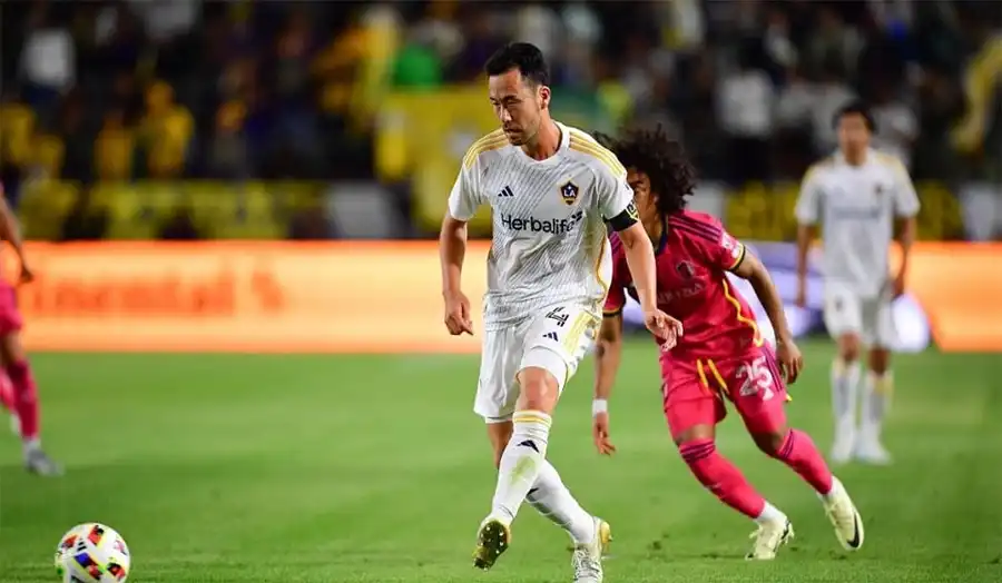Hidetoshi Nakata, Japanese midfielder and Serie A champion with AS Roma
