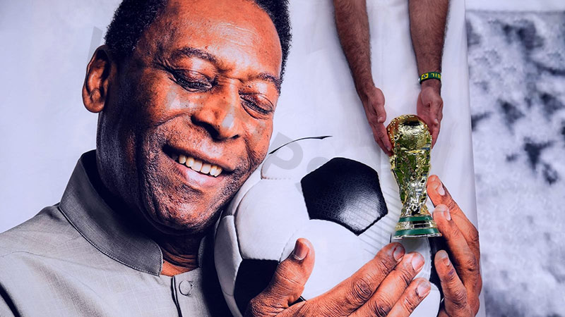 Most right footed goals: Pele