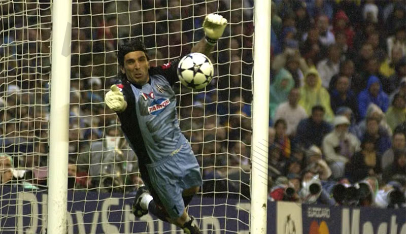 Best goal saves in football history: Gianluigi Buffon vs Milan (2003)