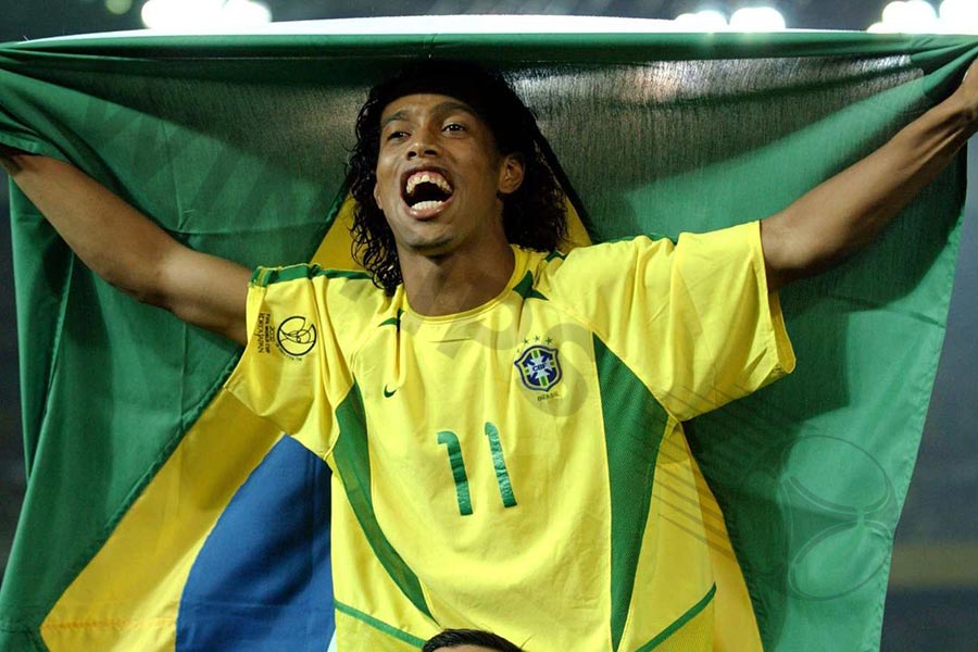 When did ronaldinho start playing soccer?