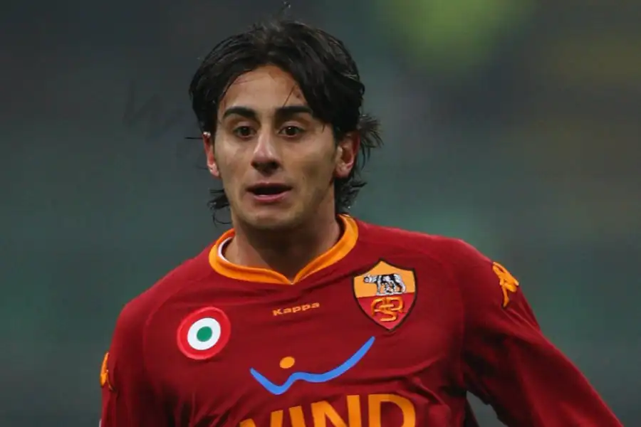 Arriving injured, Aquilani spent months on the sidelines before making his debut, and when he finally did, he struggled to adapt to the intensity of English football.