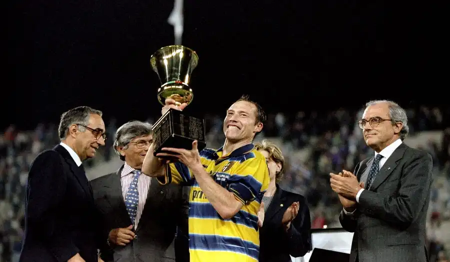 Néstor Sensini - The silent leader with solid playing style, keeping the rhythm for Parma in tense matches