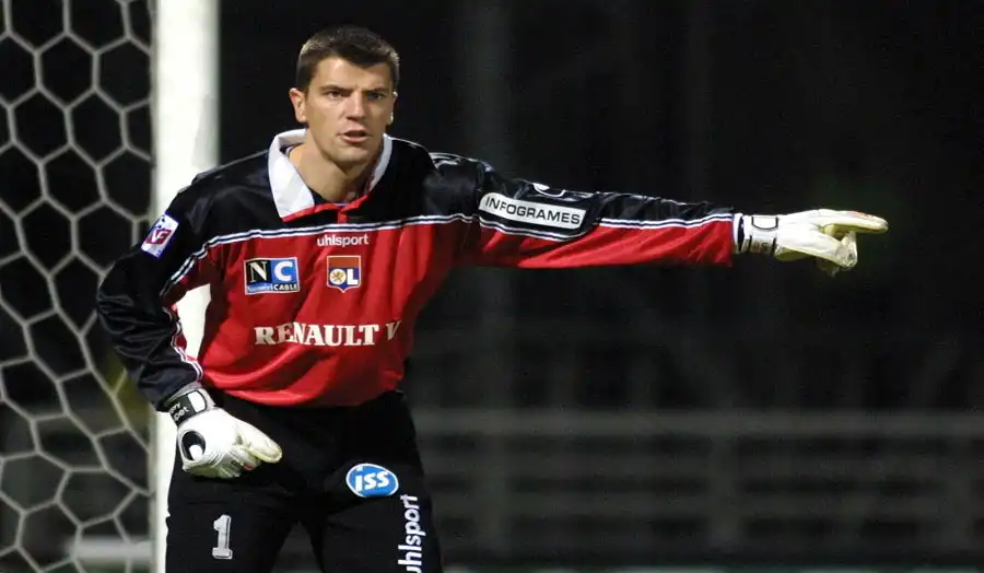 Grégory Coupet - The iron goalkeeper with more than 500 matches in goal, a reliable stopper for the Ligue 1 domination empire