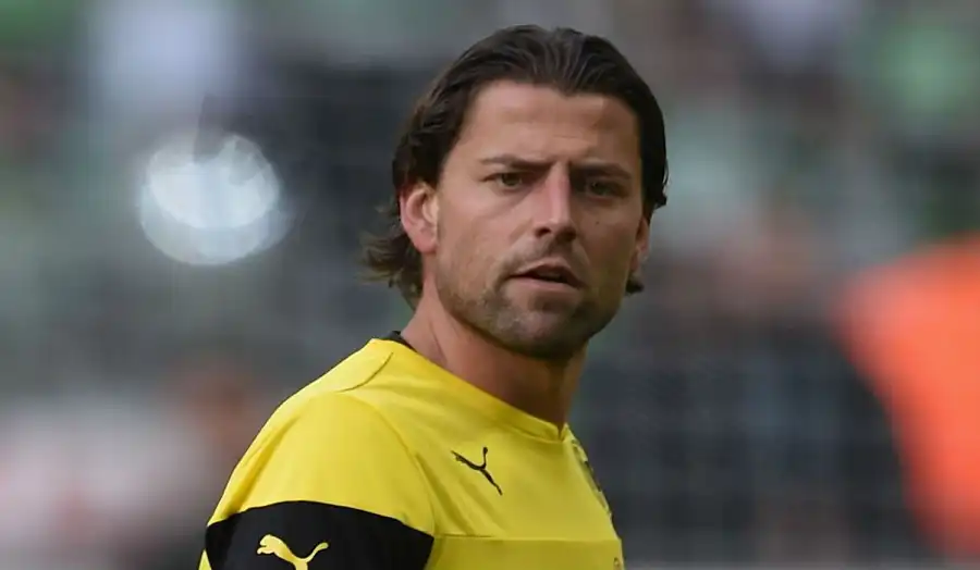 Roman Weidenfeller - Goalkeeper with quick reflexes, firmly guarding Dortmund's goal for many years