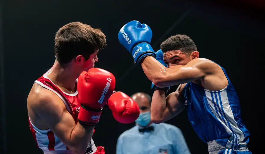Boxing Over/Under bets predict whether the match will end before or after the round mark set by the bookmaker