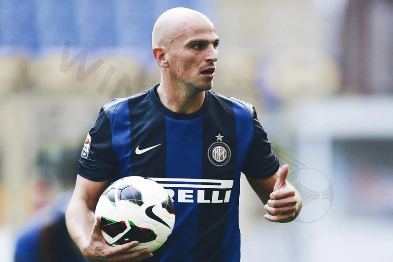 A top-notch defensive midfielder – Esteban Cambiasso