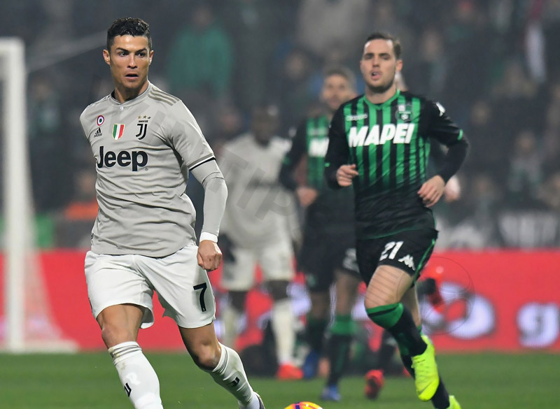 Juventus’ Ronaldo surpasses Sassuolo goalkeeper Andrea Consigli in Serie A match