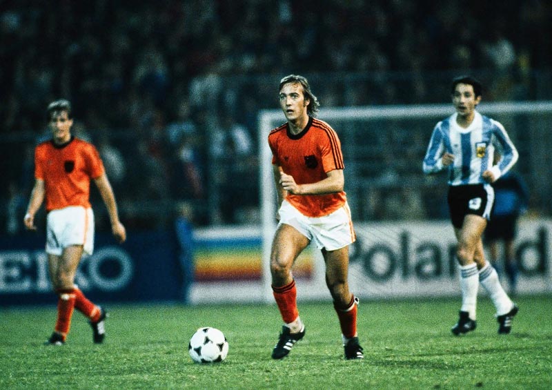 Smart, dominant and classy, much ahead of its time is the gameplay of Neeskens