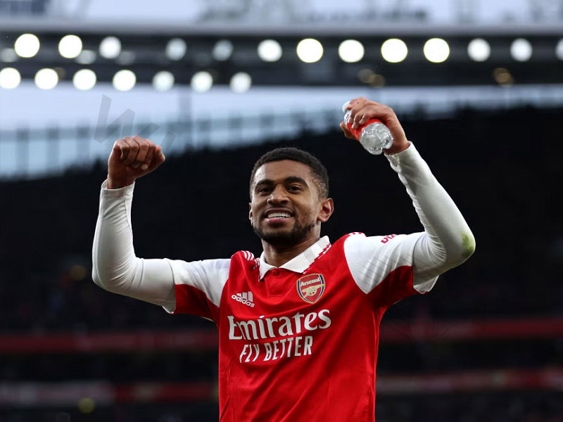 Reiss Nelson – Soccer players with number 24