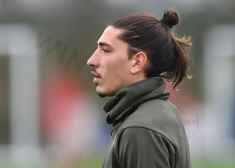 Bellerin’s romantic and extremely stylish long hairstyle