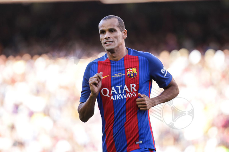 Rivaldo has a talented left foot, has shots with a very strange ball trajectory