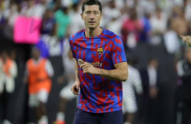 Striker Lewandowski joins Barca to solve goalscoring problem