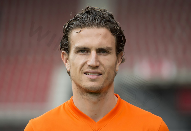 Janmaat’s headband looks quite fashionable and striking