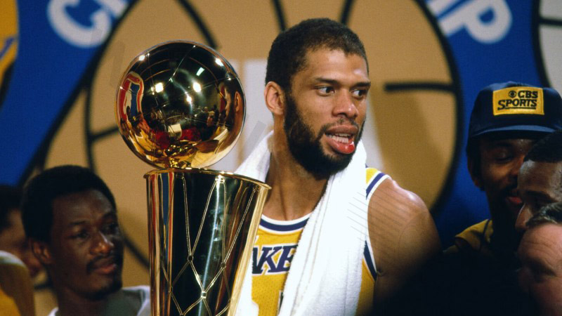 Kareem Abdul-Jabbar is famous for his famous skyhook shot